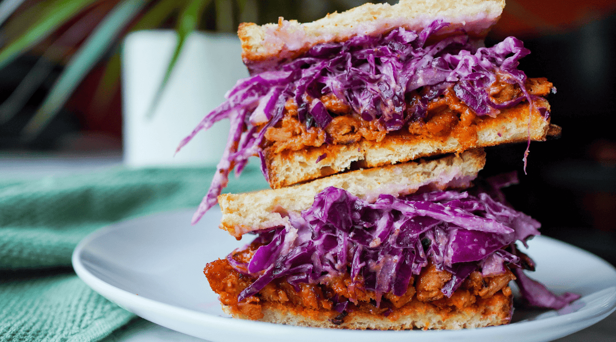 Un Sándwich Vegano Crujiente a la Barbacoa Con el Equilibrio Perfecto de Dulzura y Acidez