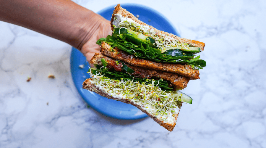 Un sándwich lleno de nutrientes con brotes y tomates secos
