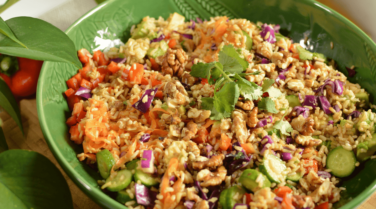 Ensalada de arroz crujiente al estilo asiático