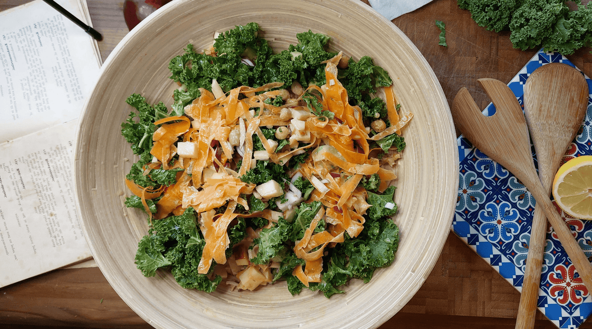 Ensalada de garbanzos y col rizada asados con aderezo de tahini y miel