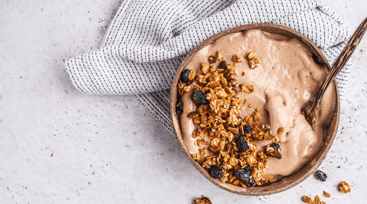 Bol de batido de proteínas de chocolate delicioso