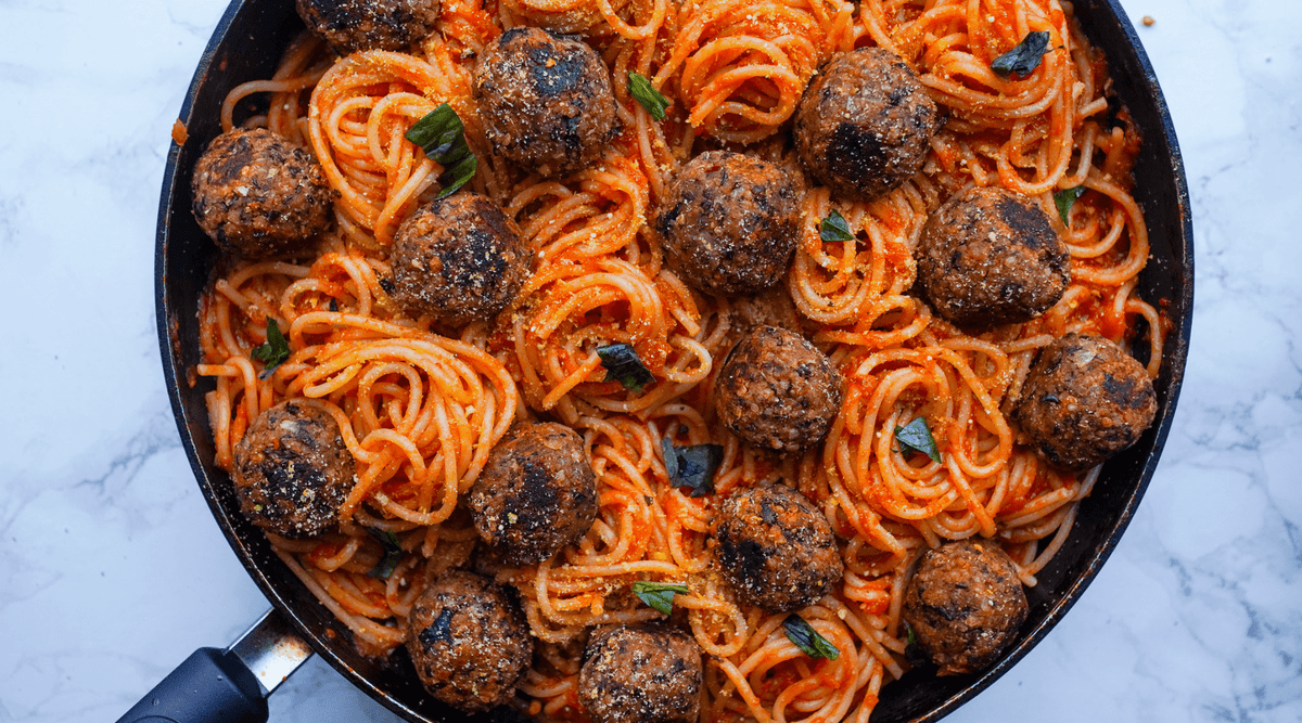 Albóndigas veganas de quinua y frijoles negros ricas en proteínas