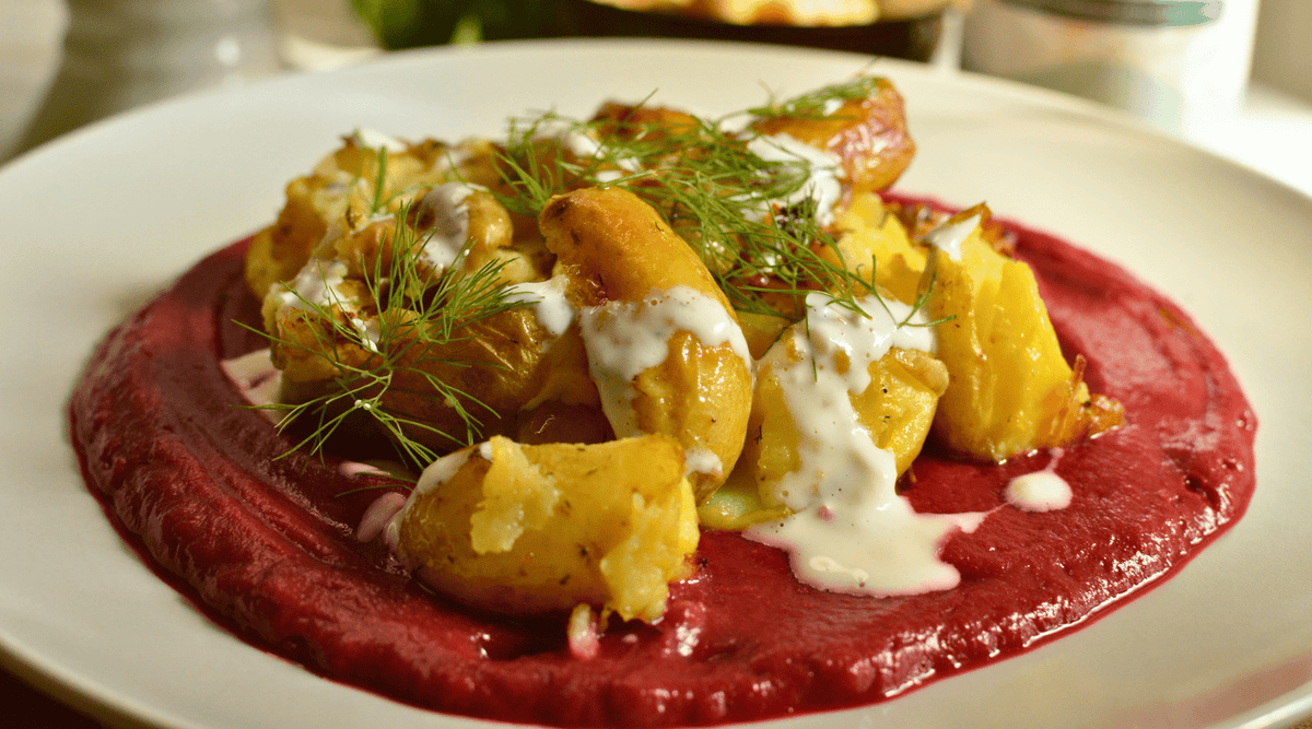 Patatas Machacadas Servidas con Puré de Garbanzos y Remolacha