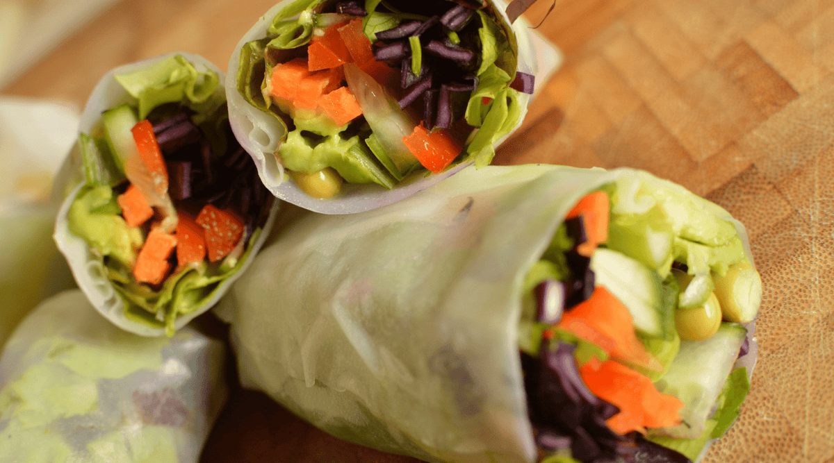 Rollitos de primavera crujientes con salsa de cacahuete