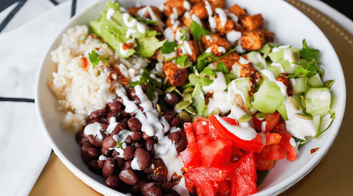 Ensalada fresca de tofu y frijoles negros con salsa barbacoa y mucha proteína