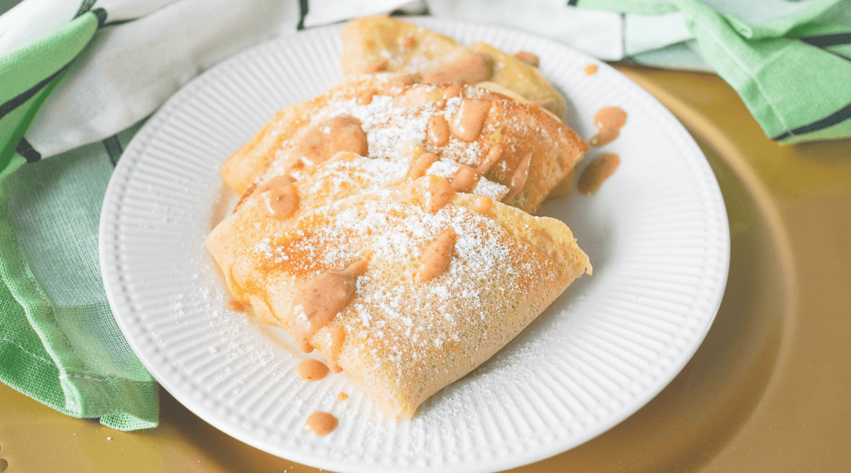 Crempes veganos esponjosos con caramelo de dátiles y mantequilla de cacahuete