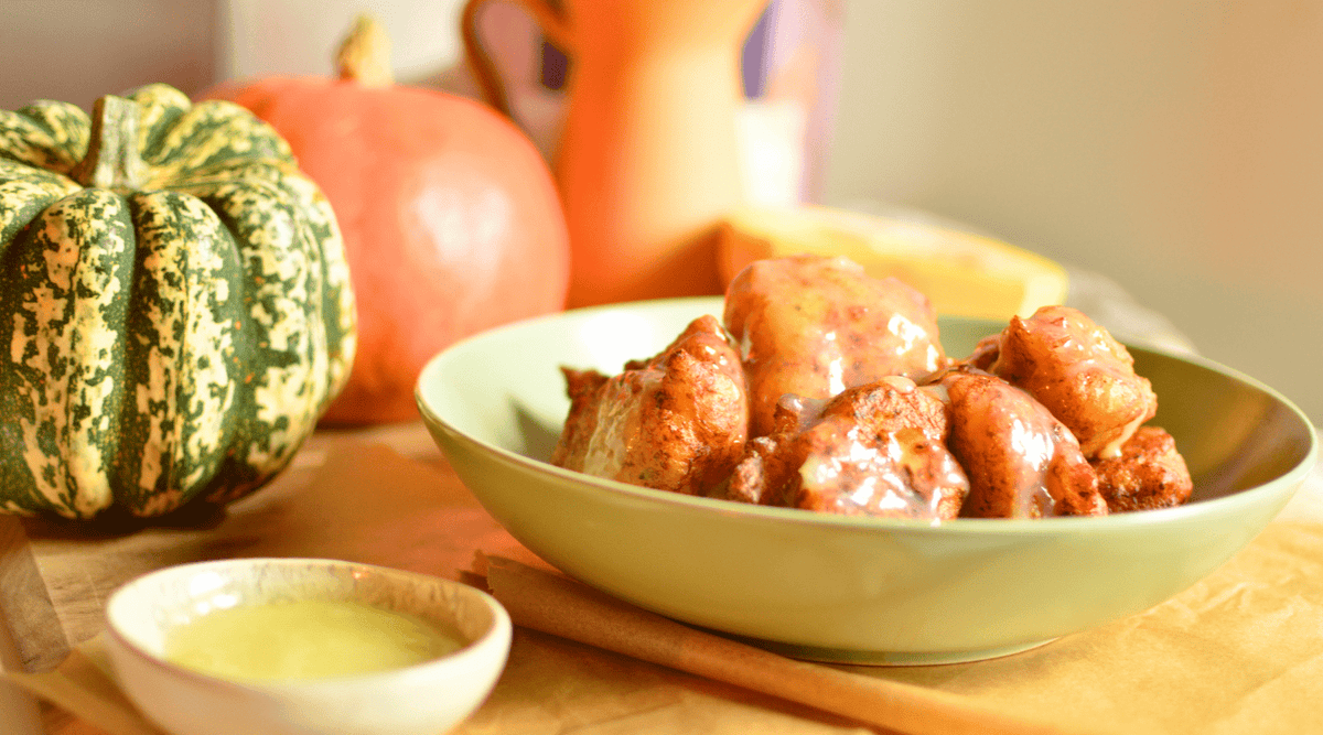 Buñuelos de calabaza dorados con un glaseado dulce (veganos y deliciosamente reconfortantes)