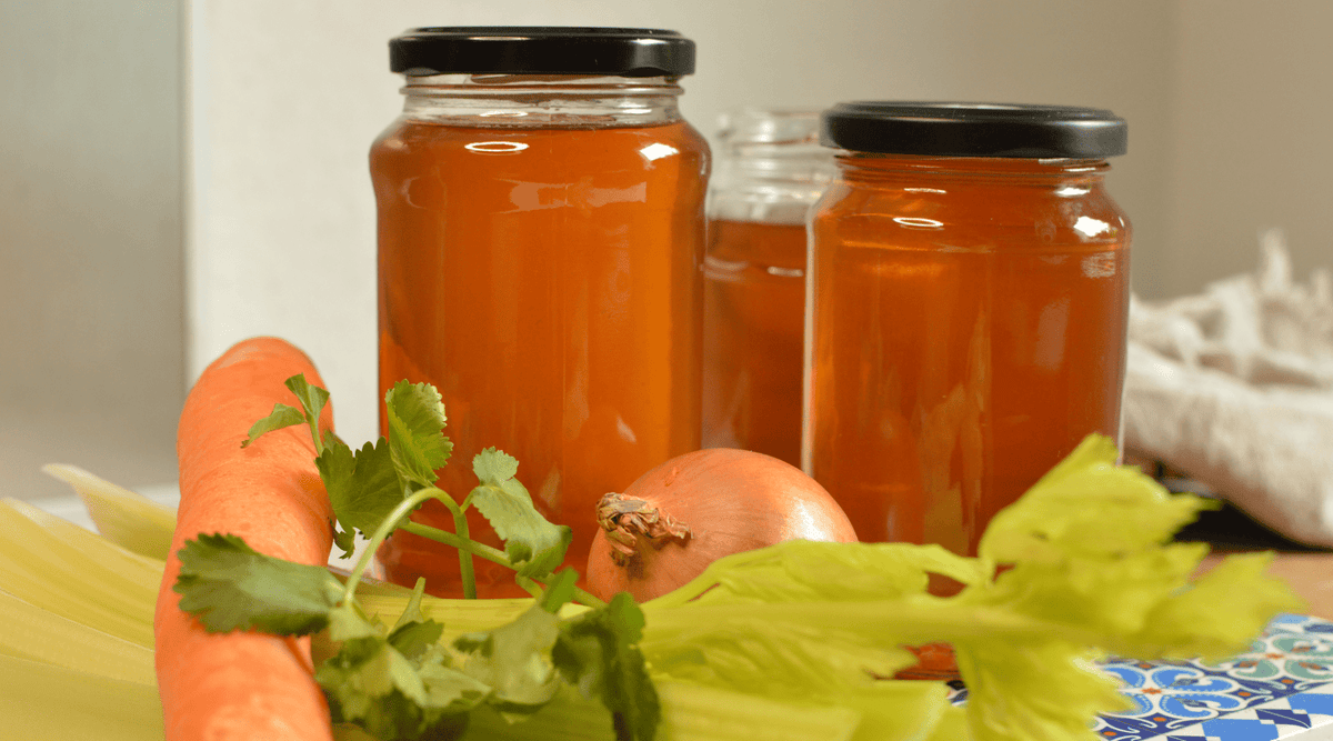 Un Caldo de Verduras Casero Fácil con Restos de tu Cocina